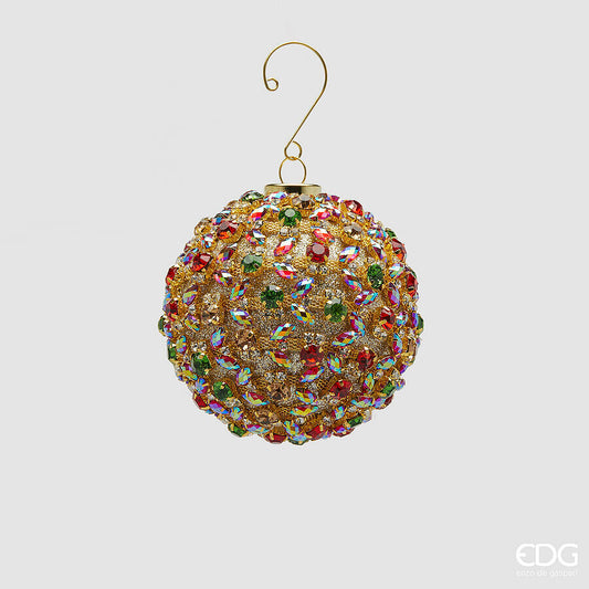 Palla di Natale gioiello della linea Godiva firmata EDG Enzo De Gasperi, diametro 8 cm, con base ricoperta di glitter oro e tempestata di strass rossi, verdi e cangianti a taglio navette, completa di gancio dorato rigido.