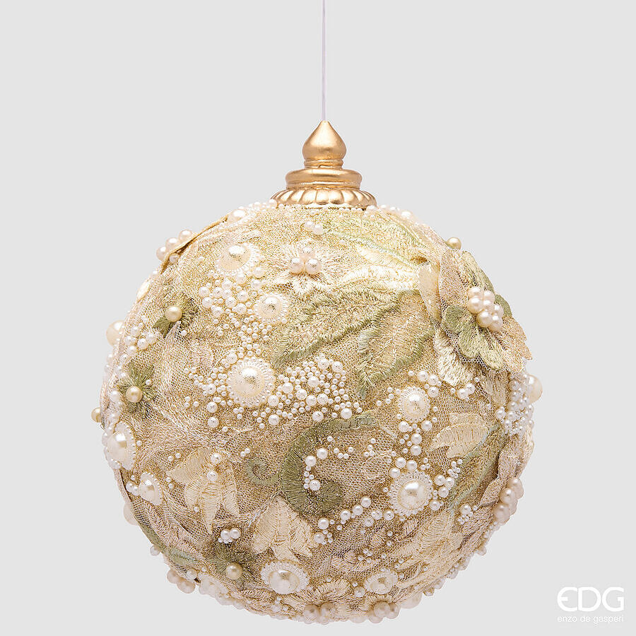 Palla di Natale maxi della linea Pizzo firmata EDG Enzo De Gasperi, diametro 15 cm, rivestita in tessuto ricamato avorio e verde salvia con perline, completata da un puntale superiore dorato.