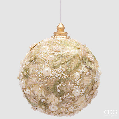 Palla di Natale maxi della linea Pizzo firmata EDG Enzo De Gasperi, diametro 15 cm, rivestita in tessuto ricamato avorio e verde salvia con perline, completata da un puntale superiore dorato.