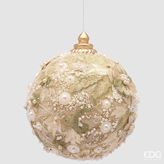 Palla di Natale maxi della linea Pizzo firmata EDG Enzo De Gasperi, diametro 15 cm, rivestita in tessuto ricamato avorio e verde salvia con perline, completata da un puntale superiore dorato.