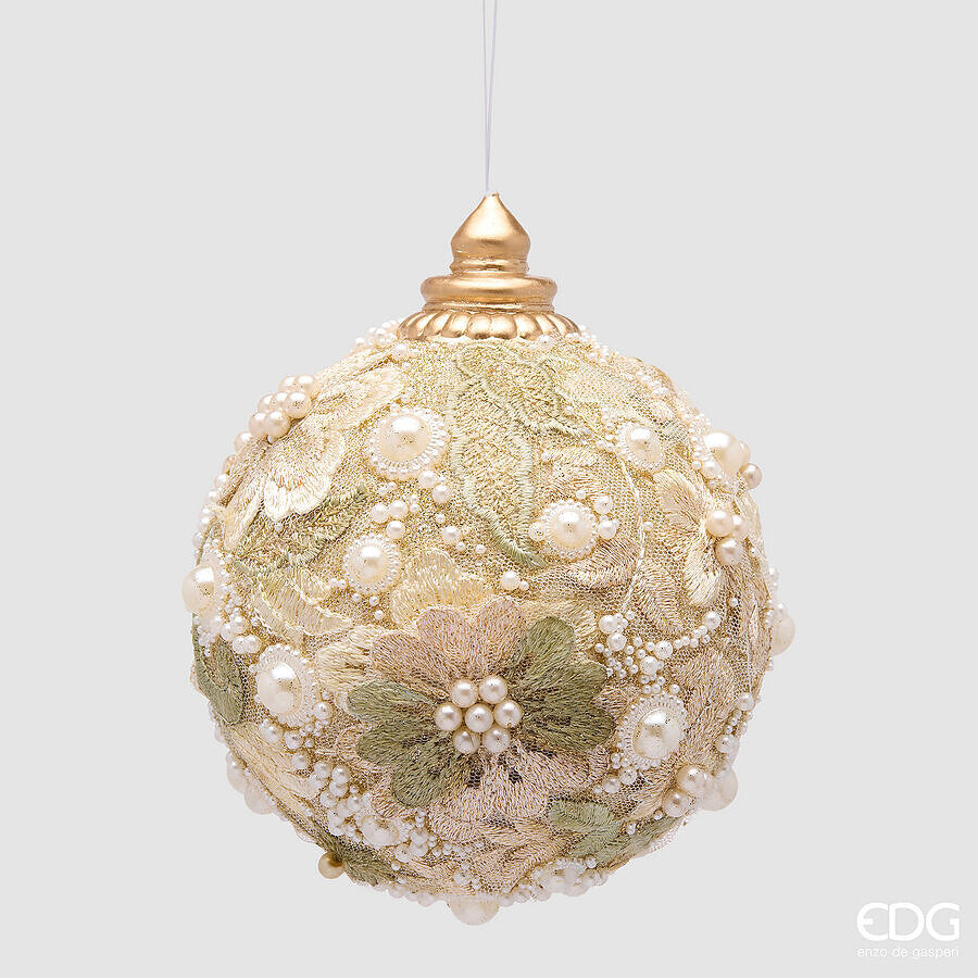 Palla di Natale della linea Pizzo firmata EDG Enzo De Gasperi, diametro 12 cm, rivestita in tessuto ricamato avorio e verde salvia con motivi floreali a perline, completata da un puntale superiore dorato.