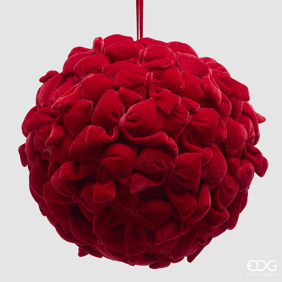 Addobbo natalizio gigante a forma di palla diametro 22 cm, interamente rivestito di morbidi fiocchi tridimensionali in tessuto vellutato rosso opaco, disponibile in 2 misure, di EDG Enzo De Gasperi.