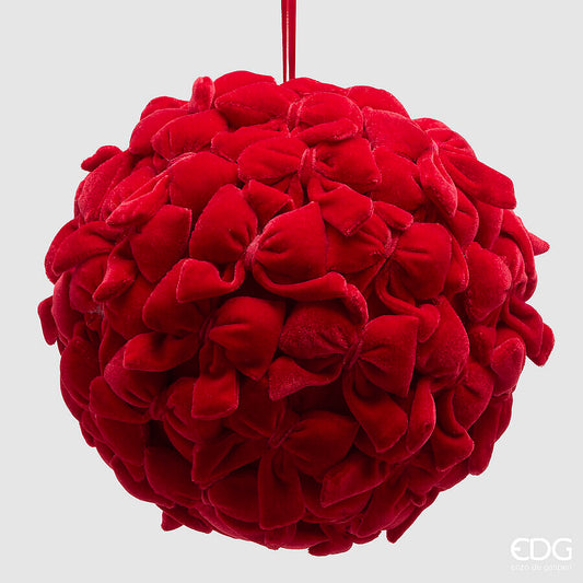 Addobbo natalizio gigante a forma di palla diametro 22 cm, interamente rivestito di morbidi fiocchi tridimensionali in tessuto vellutato rosso opaco, disponibile in 2 misure, di EDG Enzo De Gasperi.
