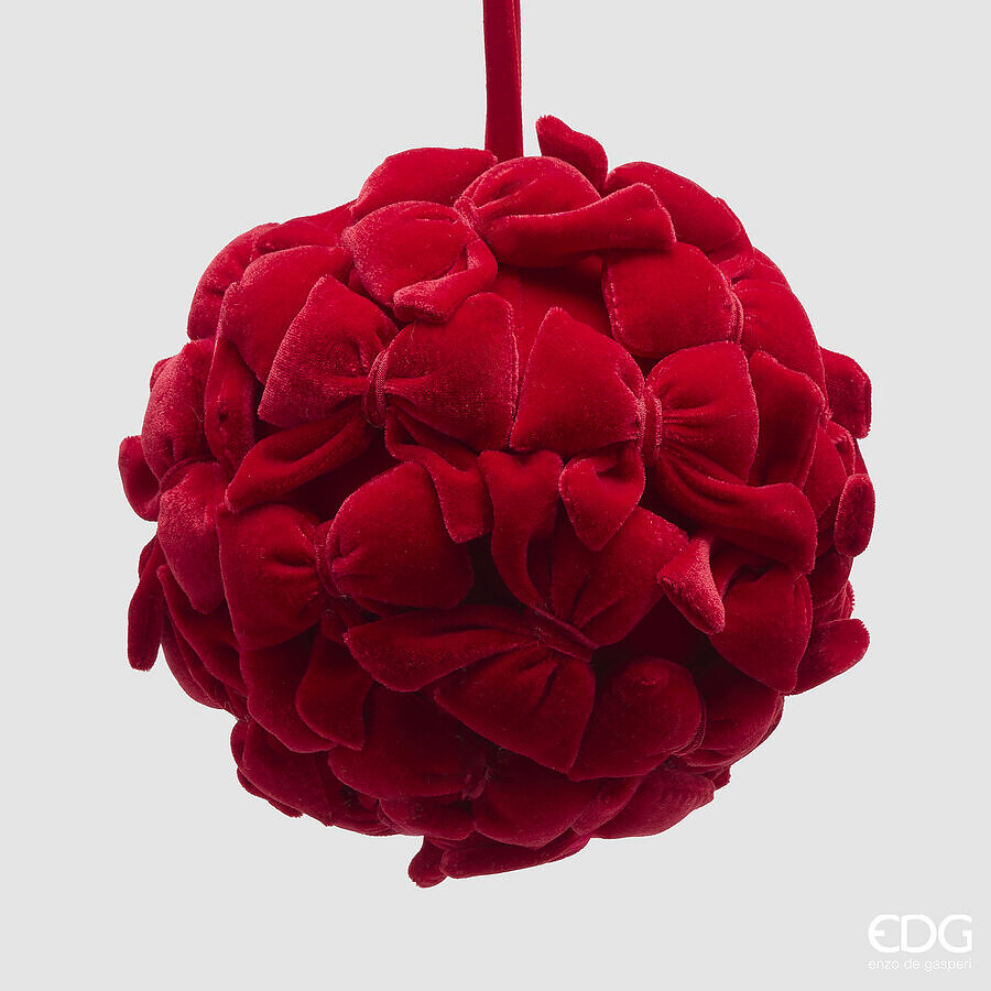 Addobbo natalizio a forma di palla diametro 18 cm, interamente rivestito di morbidi fiocchi tridimensionali in tessuto vellutato rosso opaco, disponibile in 2 misure, di EDG Enzo De Gasperi.