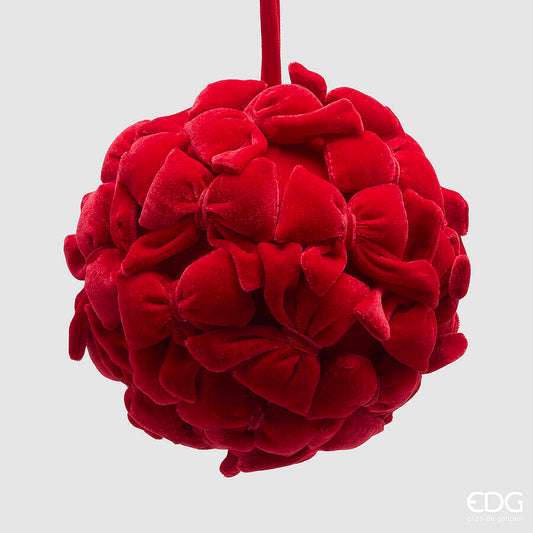 Addobbo natalizio a forma di palla diametro 18 cm, interamente rivestito di morbidi fiocchi tridimensionali in tessuto vellutato rosso opaco, disponibile in 2 misure, di EDG Enzo De Gasperi.