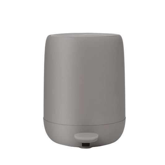 Pattumiera da bagno a pedale grigio marrone satellite da 3 litri con chiusura ammortizzata collezione SONO di Blomus.