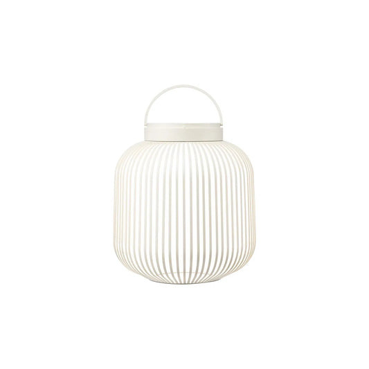 Lanterna LED mobile da tavolo LITO M di Blomus color Grigio Seta, caratterizzata da un design scandinavo minimale a listelli verticali su sfondo bianco.