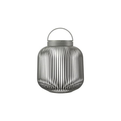 Lampada a lanterna portatile ricaricabile LITO M Blomus color Grigio Granito, con fili metallici e maniglia superiore sagomata, isolata su fondo bianco.