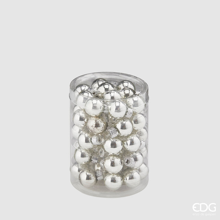 Confezione di 50 palline in vetro di colore argento lucido dal diametro di 2 cm. Ideali per arricchire e personalizzare le tue decorazioni natalizie. In negozio e online su tuttochic.live