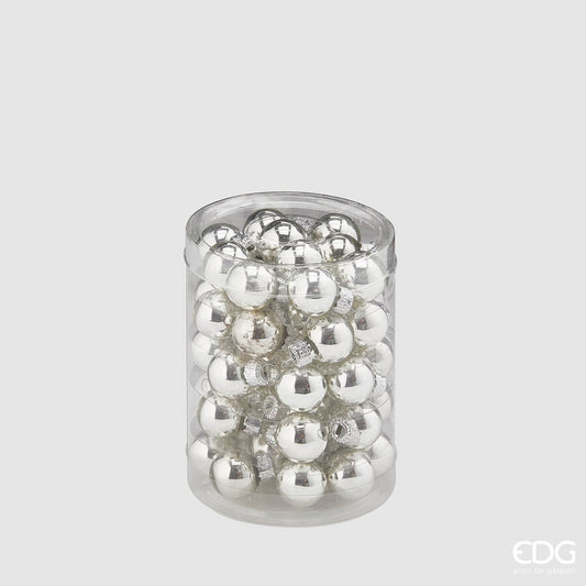 Confezione di 50 palline in vetro di colore argento lucido dal diametro di 2 cm. Ideali per arricchire e personalizzare le tue decorazioni natalizie. In negozio e online su tuttochic.live