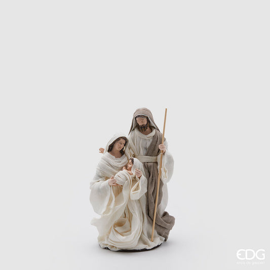 Statuina della Sacra Famiglia Natività Lord firmata EDG Enzo De Gasperi, altezza 22 cm, caratterizzata da abiti in vero tessuto modellato color avorio e tortora su base rigida.