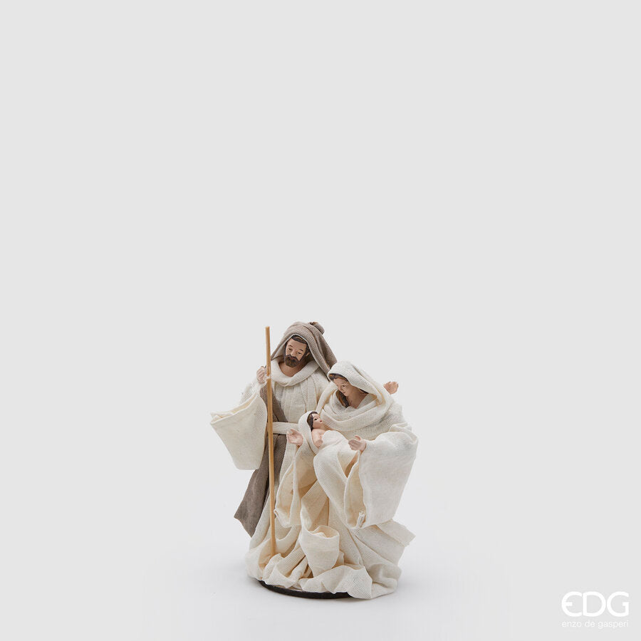 Statuina della Sacra Famiglia Natività Lord firmata EDG Enzo De Gasperi, altezza 17 cm, caratterizzata da abiti in vero tessuto modellato color avorio e tortora su base rigida.