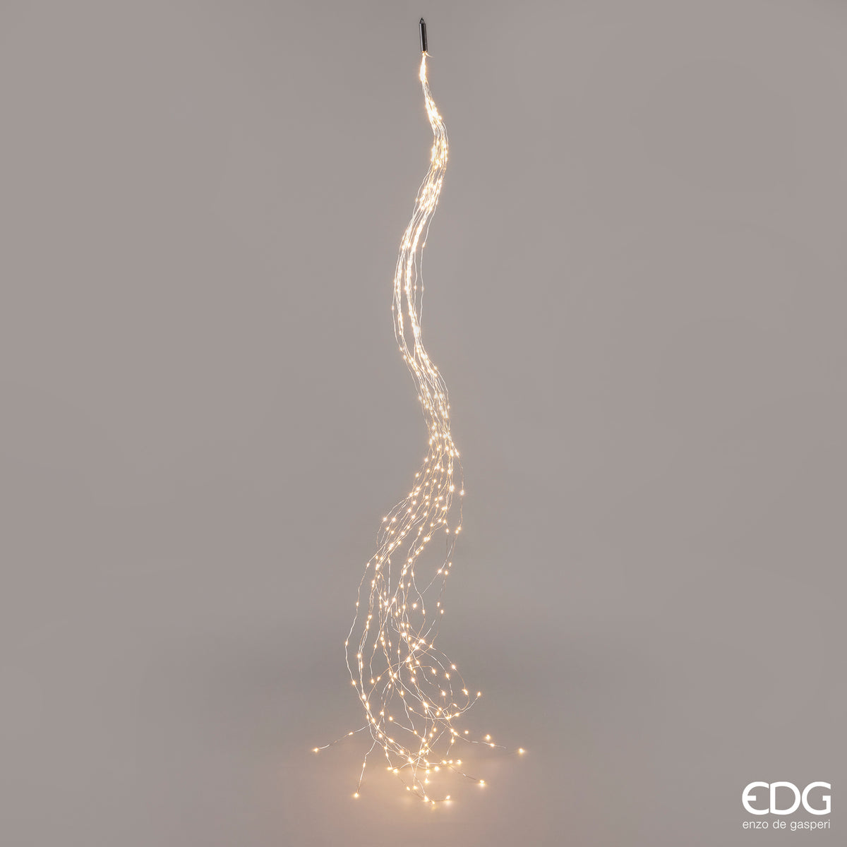 Cascata di 400 luci microled cavo argento, luce calda. Lunghezza : h 3 mt (20 fili con 20 microled) + 3 mt con presa per alimentazione. Uso interno IP 20Consumo totale: 9 W. Durata 15000 ore. In negozio e online su tuttochic.live