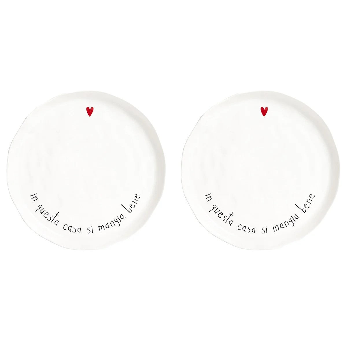 Set di 2 piatti piani in gres porcellanato, resistenti e decorati con una frase divertente. lavabili in lavastoviglie Dimensioni: cm Ø 27 x h 2,5. In negozio e online su tuttochic.live