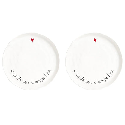 Set di 2 piatti piani in gres porcellanato, resistenti e decorati con una frase divertente. lavabili in lavastoviglie Dimensioni: cm Ø 27 x h 2,5. In negozio e online su tuttochic.live