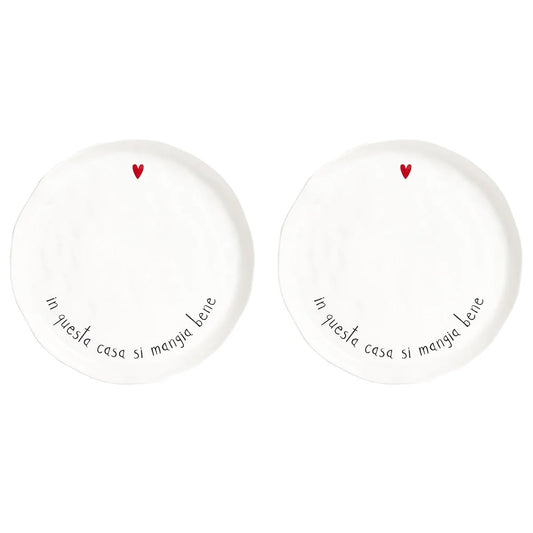 Set di 2 piatti piani in gres porcellanato, resistenti e decorati con una frase divertente. lavabili in lavastoviglie Dimensioni: cm Ø 27 x h 2,5. In negozio e online su tuttochic.live