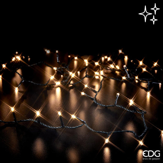 Filo con 500 luci miniled cavo pvc luce calda con 8 giochi e memoria. Lunghezza : 3 mt. di filo + 25 mt con led. Uso interno/esterno Consumo totale: 6 W. Durata 15000 ore Categoria luci: Class II. Caratteristiche tecniche: IP 44. In negozio e online su tuttochic.live