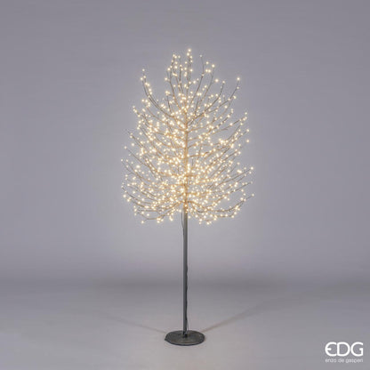 Albero tronco lungo in metallo di colore nero con 900 led da 2.2 mm, alto cm 180, diametro cm 75. Uso interno ed esterno (non direttamente alle intemperie) Input/alimentazione: 220 V - AC. 50-60Hz -24 VDC Output/potenza 24V 9WGrado protezione IP44 Lunghezza cavo 5 metri Smontabile. In negozio e online su tuttochic.live