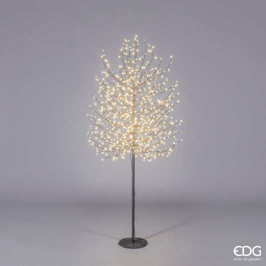 Albero tronco lungo in metallo di colore nero con 900 led da 2.2 mm, alto cm 180, diametro cm 75. Uso interno ed esterno (non direttamente alle intemperie) Input/alimentazione: 220 V - AC. 50-60Hz -24 VDC Output/potenza 24V 9WGrado protezione IP44 Lunghezza cavo 5 metri Smontabile. In negozio e online su tuttochic.live