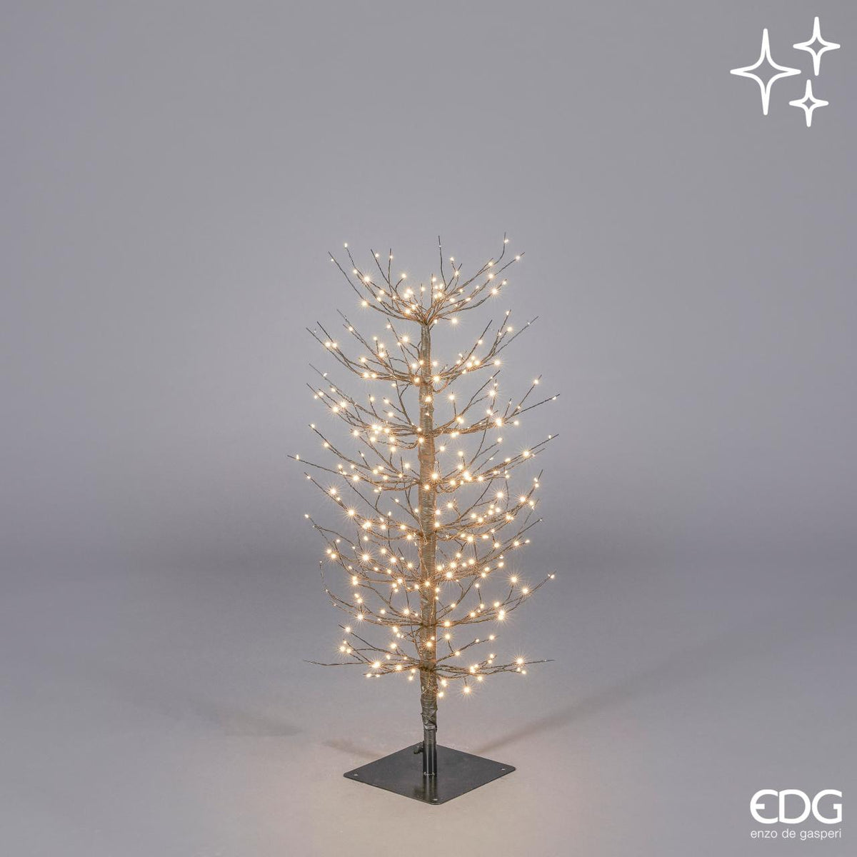 Albero in metallo con base di colore nero, 320 led da 2.2 mm, alto cm 90, diametro cm 40. Uso interno/esterno (non direttamente alle intemperie)Input/alimentazione: 220 V - AC. 50-60Hz -24 VDC potenza 24V 6WGrado protezione IP44 Lunghezza cavo 5 metri Base cm 18 x 18 Smontabile. In negozio e online su tuttochic.live