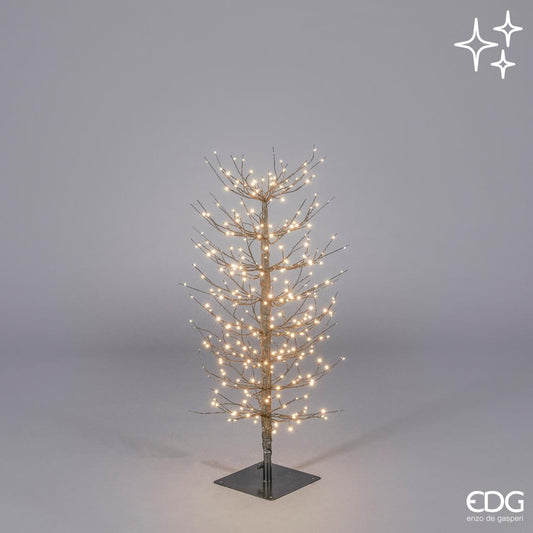 Albero in metallo con base di colore nero, 320 led da 2.2 mm, alto cm 90, diametro cm 40. Uso interno/esterno (non direttamente alle intemperie)Input/alimentazione: 220 V - AC. 50-60Hz -24 VDC potenza 24V 6WGrado protezione IP44 Lunghezza cavo 5 metri Base cm 18 x 18 Smontabile. In negozio e online su tuttochic.live