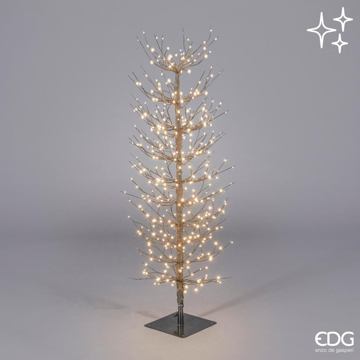 Albero in metallo con base di colore nero,, 400 led da 2.2 mm, alto cm 120, diametro cm 40. Uso interno ed esterno (non direttamente alle intemperie)Input/alimentazione: 220 V - AC. 50-60Hz -24 VDC potenza 24V 6WGrado protezione IP44 Lunghezza cavo 5 metri Base cm 18 x 18 Smontabile. In negozio e online su tuttochic.live