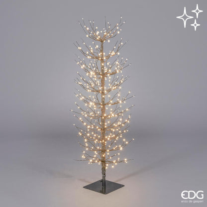 Albero in metallo con base di colore nero,, 400 led da 2.2 mm, alto cm 120, diametro cm 40. Uso interno ed esterno (non direttamente alle intemperie)Input/alimentazione: 220 V - AC. 50-60Hz -24 VDC potenza 24V 6WGrado protezione IP44 Lunghezza cavo 5 metri Base cm 18 x 18 Smontabile. In negozio e online su tuttochic.live