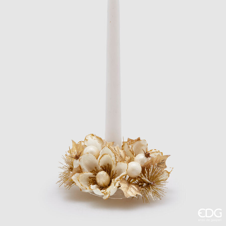 Coroncina portacandela natalizia di diametro 12 cm con fiori di magnolia bianchi e oro, melograni e aghi di pino glitterati, marca EDG Enzo De Gasperi con candela a stilo bianca al centro.
