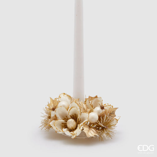 Coroncina portacandela natalizia di diametro 12 cm con fiori di magnolia bianchi e oro, melograni e aghi di pino glitterati, marca EDG Enzo De Gasperi con candela a stilo bianca al centro.