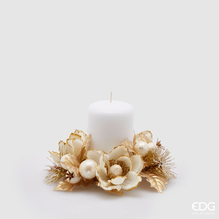 Coroncina portacandela natalizia di diametro 15 cm con fiori di magnolia bianchi e oro, melograni e aghi di pino glitterati, marca EDG Enzo De Gasperi con cero a cilindro bianco al centro.