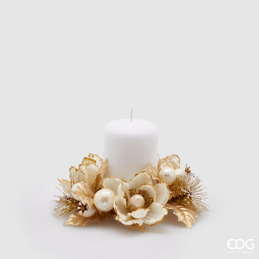 Coroncina portacandela natalizia di diametro 15 cm con fiori di magnolia bianchi e oro, melograni e aghi di pino glitterati, marca EDG Enzo De Gasperi con cero a cilindro bianco al centro.