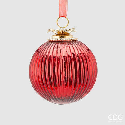 Palla di Natale in vetro soffiato a coste verticali color rosso laccato con gancio gioiello dorato decorato con strass brillanti e nastro in organza rosso, linea esclusiva EDG.