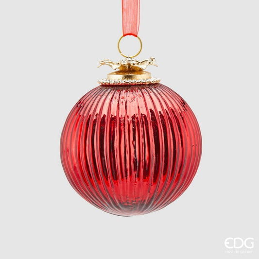 Palla di Natale in vetro soffiato a coste verticali color rosso laccato con gancio gioiello dorato decorato con strass brillanti e nastro in organza rosso, linea esclusiva EDG.
