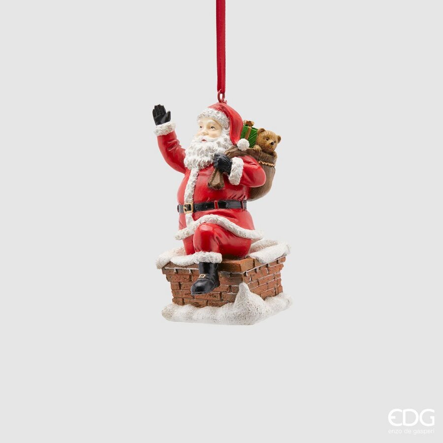 Realizzato in resina decorata, può essere appeso all'albero di Natale o poggiato su un piano come soprammobile. Dimensioni: cm 5 x 6 x 10 h. In negozio e online su tuttochic.live