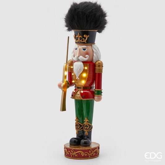 Realizzato in resina decorata elmo di peluche e led. Funziona con 2 batterie ministilo (incluse). Dimensioni: cm 15 x 61 h. In negozio e online su tuttochic.live    
