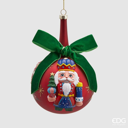 Realizzata in vetro soffiato a collo lungo di colore rosso con applicazione in resina raffigurante un soldatino schiaccianoci decorato con strass e glitter. Dimensioni: cm Ø 10 x 16 h. In negozio e online su tuttochic.live