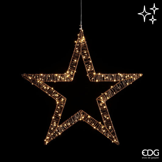 Decorazione luminosa per vari utilizzi, realizzata in metallo color oro con 250 microled lampeggianti Uso interno ed esterno (non direttamente alle intemperie)Input/alimentazione: 230 V - AC 50 Hz Output/potenza 6,5V 4,8WGrado protezione IP44  Lunghezza cavo: 3 mt. In negozio e online su tuttochic.live