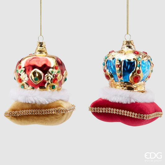 Cuscino realizzato in tessuto effetto velluto e corona in vetro decorato, arricchito con gemme e strass in plastica colorata. Dimensioni: cm 8 x 7 x 12 h. In negozio e online su tuttochic.live