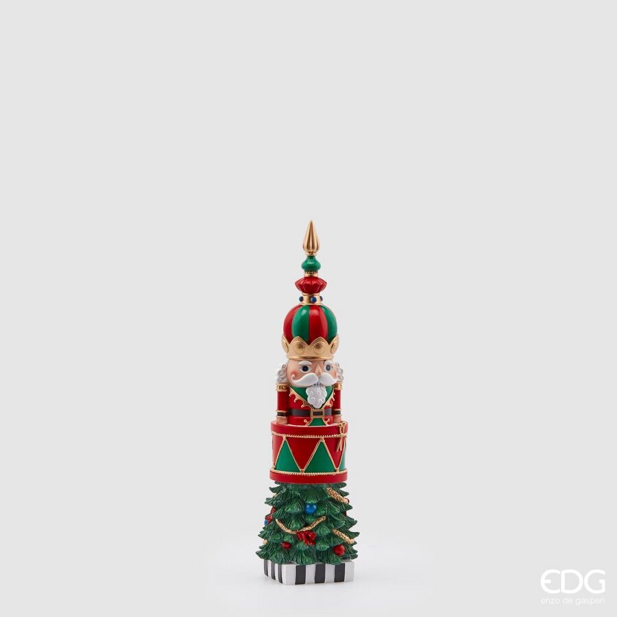 Soprammobile in resina decorata raffigurante un soldatino Schiaccianoci su albero e tamburo. Dimensioni: cm 9 x 9 x 34 h. In negozio e online su tuttochic.live