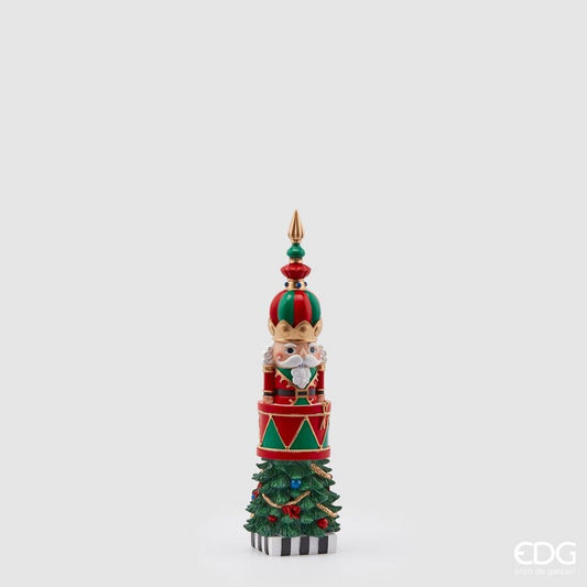 Soprammobile in resina decorata raffigurante un soldatino Schiaccianoci su albero e tamburo. Dimensioni: cm 9 x 9 x 34 h. In negozio e online su tuttochic.live