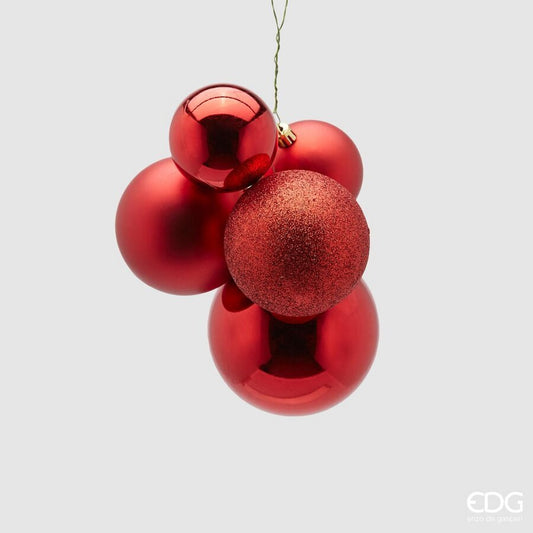 Realizzato in PVC composto da 5 palline di misura e tonalità di colore rosso diverse. Dimensioni: cm 18 x 18. In negozio e online su tuttochic.live