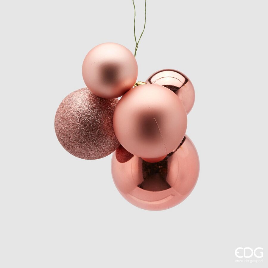 Realizzato in PVC composto da 5 palline di misura e tonalità di colore rosa diverse. Dimensioni: cm 18 x 18. In negozio e online su tuttochic.live