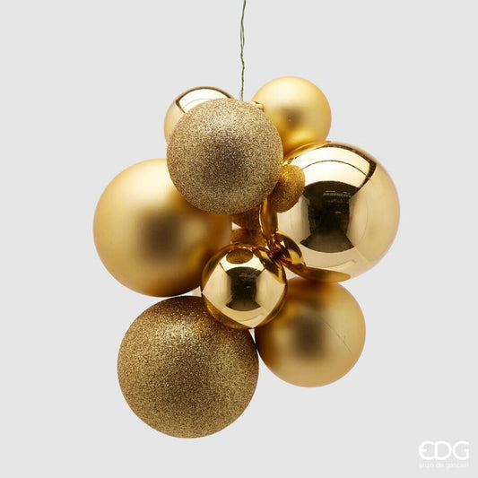 Realizzato in PVC composto da 5 palline di misura e tonalità color oro diverse. Dimensioni: cm 20 x 20. In negozio e online su tuttochic.live