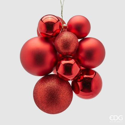 Realizzato in PVC composto da 5 palline di misura e tonalità di colore rosso diverse. Dimensioni: cm 20 x 20. In negozio e online su tuttochic.live