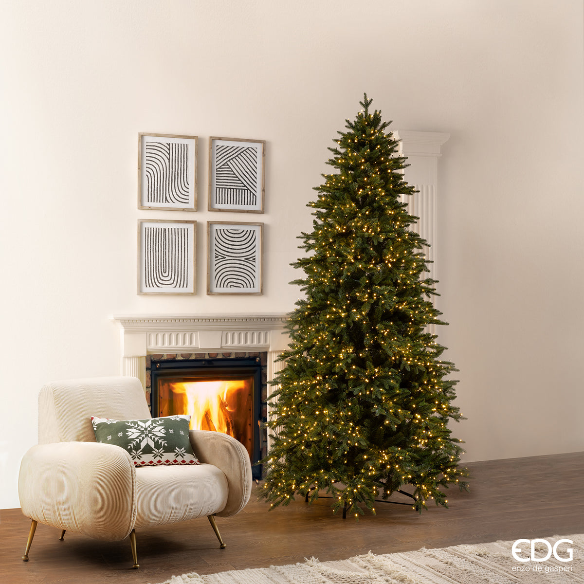 Albero di Natale artificiale Pino Cristallo EDG Enzo De Gasperi H 240 cm, con 2500 mini LED a luce calda integrati e rami realistici in PE e PVC, posizionato in un salotto elegante accanto a un camino acceso.