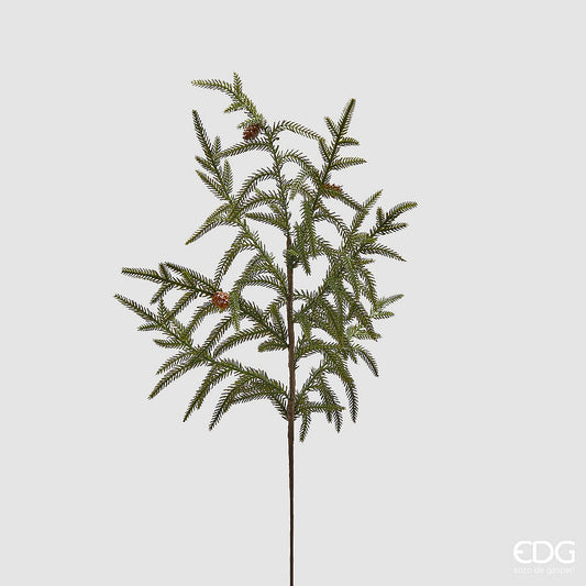 Ramo singolo artificiale Cryptomeria alto 68 cm di EDG Enzo De Gasperi, caratterizzato da aghi verdi e piccole pigne marroni su gambo modellabile.