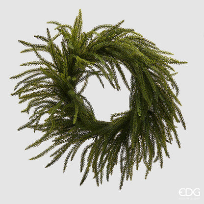 Corona circolare artificiale natalizia Cryptomeria con diametro di 45 cm di EDG Enzo De Gasperi, caratterizzata da folti rami verdi a effetto cedro.