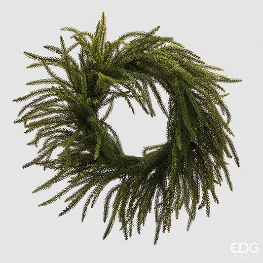 Corona circolare artificiale natalizia Cryptomeria con diametro di 45 cm di EDG Enzo De Gasperi, caratterizzata da folti rami verdi a effetto cedro.