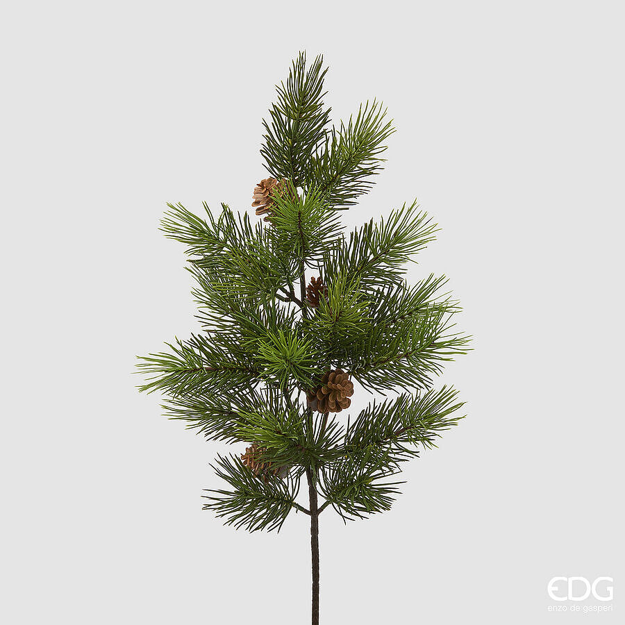 Ramo di pino artificiale decorativo alto 65 cm di EDG Enzo De Gasperi con fitti aghi verdi e pigne marroni su sfondo chiaro.