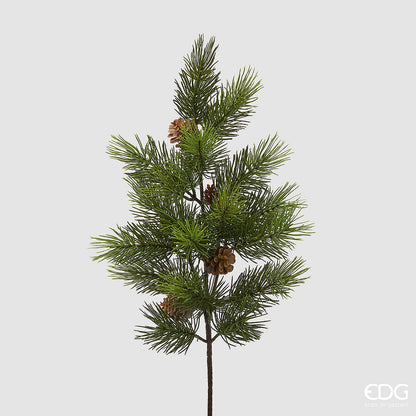 Ramo di pino artificiale decorativo alto 65 cm di EDG Enzo De Gasperi con fitti aghi verdi e pigne marroni su sfondo chiaro.